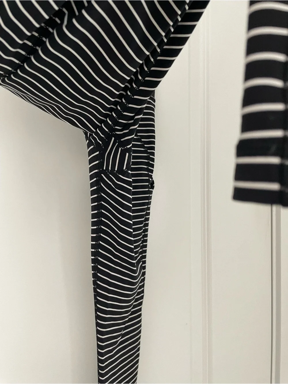 Lululemon Speed Tight Pocket Leggings Size 8 Black White Stripe Running Gym sk24